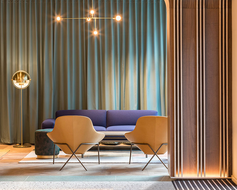 10 entrance framed detail towards curtains T