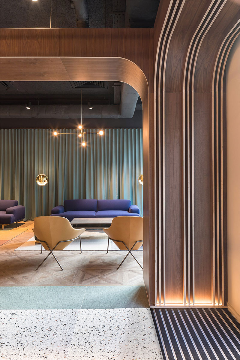 4 vertical detail entrance towards curtains T